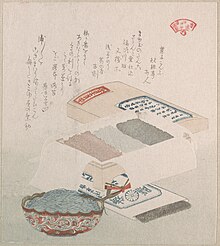 Die auf Japanisch beschriftete Zeichnung zeigt eine mit Papier ausgelegte Schachtel, deren Inhalt in drei verschiedenfarbige breite Streifen aufgeteilt ist, eine verschlossene quaderförmige Schachtel, verpackte Noriblätter und eine Schüssel mit dunklem spagettiförmigem Inhalt, vermutlich Mozuku.