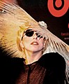 Lady Gaga mit einem Strohhut