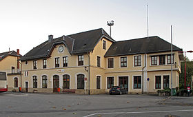 Bahnhofsgebäude, von der Straße aus gesehen