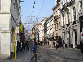 Halverwege de Veldstraat. Sint-Niklaaskerk op achtergrond