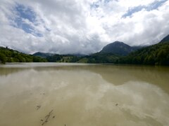 Blick auf den See von der Staumauer her