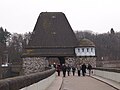 Fußgänger auf der Mauer