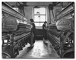 Vrouwen aan de natte continue in een vlasfabriek