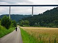 Die Neckartalbrücke Weitingen hängt in den Wolken