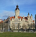 Rathaus (Anschriften: Martin-Luther-Ring 4/6, Lotterstraße 1 und Hugo-Licht-Straße 2), mit Resten der Pleißenburg und Ratskeller