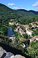 De Faubourg Saint-Roch in Olargues, met op de voorgrond de Pont de Diable uit de 11e eeuw over de rivier de Jaur, daarachter huizen met moestuinen, en op de achtergrond heuvels