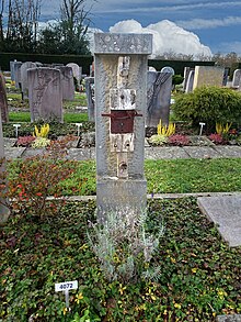 Grab auf dem Friedhof Hörnli, Basel. Rolf Hans (1938–1996) Musiker, Maler, Fotograf, Objekt- und Papiercollagekünstler. Magda Hans (1926–2005) Opernsängerin, Fotografin.