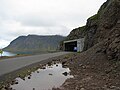 De noordelijke ingang van de Strákagöng. Links de monding van de Siglufjörður fjord.