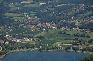 Stubenberg mit dem Stubenbergsee im Vordergrund