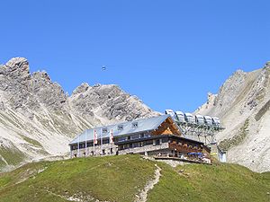 Ulmer Hütte mit Valluga-Seilbahn und Fernmeldeantennen