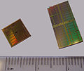 2 Dies, links dsPIC30F601x von Microchip (0.5µm), rechts 4 MBit RAM (0.8µm)