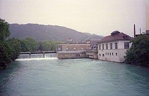 Im Fluss AAREwerk62. rechts Kraftwerk von 1917, das 1994 durch das AAREwerk94 ersetzt wurde