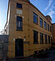 Fabrikgebäude (Nr. 19) einer Großbäckerei, mit zwei Schornsteinen, Kontorhaus (Nr. 19a/19b), Toreinfahrt und Einfriedung