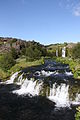 Fluss und Wasserfälle im Tal