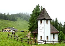 Bergopfer-Gedenkkapelle St. Bernhard auf der Kührointalm; li. Seitenansicht mit Eingangsbereich, re. mit Blick auf die Kührointhütte