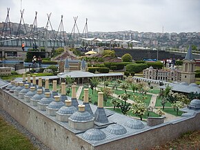 Topkapı Sarayı, Birun Avlusu'nın bir maketi. Fotoğraf, Babüs Saade kapısının olduğu cepheden ve mutfakların olduğu köşeden çekilmiş. Fotoğrafta sol tarafta saray mutfağının kubbeleri ve bacaları tam, sağda Babüs Saade kapısı, Kubbealtı kısmen kadraja girmiş ve Kasr-ı Adalet sağ tarafa tam olarak hakimdir. Fotoğrafın bize uzak kısmında Kasr-ı Adalet tarafında saray ahırlarının revakları seçilmekte, Babüs Selam'ın kuleleri ortada dikkati çekmektedir. Ortada avludan geçen yollar ve ağaçlar bulunmaktadır. Fotoğrafın ufuk çizgisi hizasında dikkatli bakıldığında Boğaziçi Köprüsü'nün maketi ve üstünden geçen insanlar var. Ayrıca tüm bunların arkasında yalnız apartmanlardan ve birkaç minareden oluşan bir şehir manzarası görülmektedir.