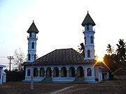 The Kannur Mosque symbolises the slow transit from Kerala style to Persian style with additions of minarets and other classical Persian features.