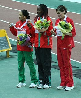 Hasna Benhassi (links) tijdens het WK in Osaka 2007 met Janeth Jepkosgei en Mayte Martínez.