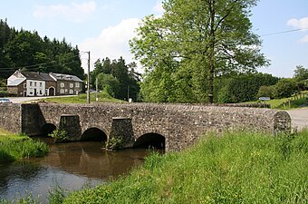 De oude brug over de Our in het noorden van het gehucht