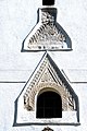 Karolingische Flechtwerksteine aus dem 8./9. Jahrhundert über dem Kirchenportal an der Westseite