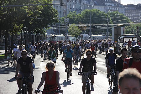 Przejazd ulicami Wiednia podczas konferencji w 2013 (4200 uczestników)