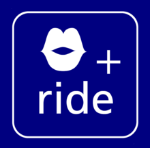 Das ÖBB-Kiss-and-ride-Logo zeigt einen Kussmund, ein Plus-Zeichen sowie ausgeschrieben das englische Wort „ride“.