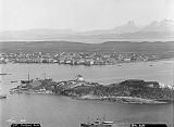 Bodø sett fra Lille Hjartøya utenfor byen. Foto: Axel Lindahl (1841–1906) / Nasjonalbiblioteket