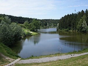 Blick nach Nordwesten über den See vom Damm aus