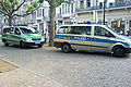 Polizeifahrzeuge der Hessischen Polizei in grün-silberner und blau-silberner Farbgebung