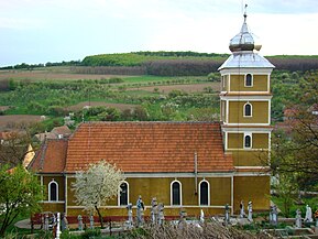 Biserica ortodoxă de zid; construirea ei a pecetluit soarta vechii biserici de lemn