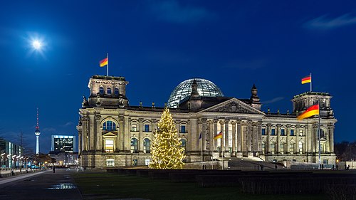 The Reichstag building (Berlin) with a Christmas tree in front of it.