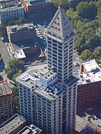 Zicht op Smith Tower van op het observatieplatform van het Columbia Center