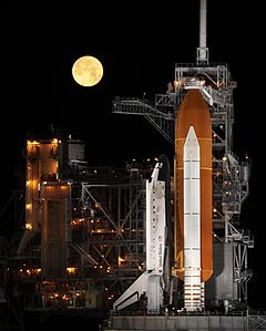 Discovery Uzay Mekiği'nin 11 Mart 2009 günü sabah erken saatlerde, dolunay altında çekilmiş bir fotoğrafı. Uzay mekiği, bu sırada STS-119 görevine hazırlanmaktaydı. (Üreten:NASA / Bill Inglais)