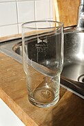 Ein Superfest-Glas mit 0,25l Fassungsvermögen und dem typischen Eichstrich