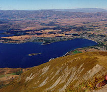 Blick auf Wanaka vom Roys Peak. Im Hintergrund der Clutha River/Mata-Au, links oben ist das südliche Ende des Lake Hāwea erkennbar