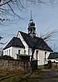 Kirche mit Kirchhof und Einfriedung, Glockenhaus sowie Denkmal für die Gefallenen des Ersten Weltkrieges
