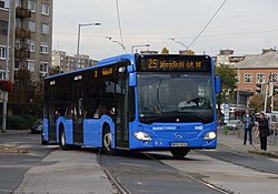 Mercedes Citaro kanyarodik a Tél utcára