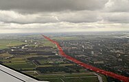 In het verkavelingspatroon van Amsterdam en Amstelveen zijn de contouren van de snelweg nog goed te onderscheiden.