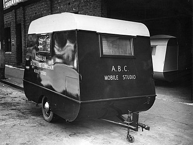 Karavan studio bergerak ABC, digunakan untuk konsert yang dipersembahkan oleh ABC di kem tentera dan lokasi lain, 1940