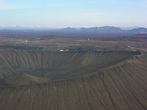 Blick vom Tuffring Hverfjall am Mývatn auf verschiedene weitere Vulkantypen: die Kraterreihe der Lúdentsborgir, einen Palagonitrücken und einen Tafelvulkan; in der Ferne links sieht man auf ein weiteres Vulkansystem: die Dyngjufjöll mit der Askja