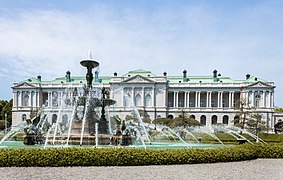 Das Hauptgebäude und der Brunnen