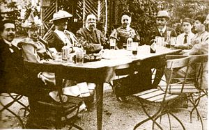 Soldan sağa: Dr. Simon (Schwiegersohn Bebels), Frieda Simon-Bebel, Clara Zetkin, Friedrich Engels, Julie Bebel, August Bebel, Ernst Schatter, Regine Bernstein, Eduard Bernstein, İkinci Enternasyonal Kongresi, Zürih, Ağustos 1893