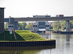 ganz rechts vom Schleusenschild teilweise verdeckt