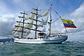 Bir gemide dalgalanan Ekvador bayrağı