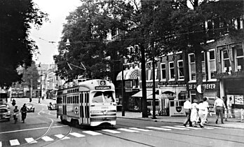 Opname van lijn 6 op de Herengracht, komend uit de richting van de Fluwelen Burgwal, ongeveer 1959.