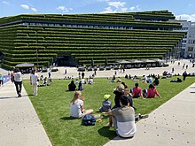 schräge Rasenfläche vor dem Kö-Bogen II in Düsseldorf im Frühjahr 2023; lawn roof in Dusseldorf in spring 2023