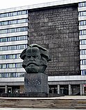 Karl-Marx-Monument in Karl-Marx-Stadt (Chemnitz) (lokaler Spitzname „Nischel“, für ‚Kopf, Schädel‘) von Lew Kerbel (1971)