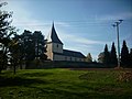 Kirche mit Ausstattung, Kirchhof mit allen Teilen der Einfriedung, Denkmal für die Gefallenen des Ersten Weltkrieges, OdF-Denkmal und sämtliche schmiedeeiserne Grabeinfriedungen