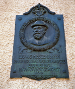 Gedenktafel am ehemaligen Hotel Ludwigsbad mit einem Bildnis von Ludwig Meggendorfer