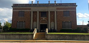 Das Murray County Courthouse in Sulphur, seit 1984 im NRHP gelistet[1]